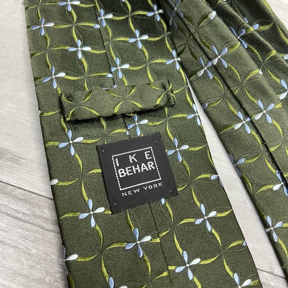 Ike Behar Green w/ Blue Flower Pattern Silk Tie - Picture 3 of 4